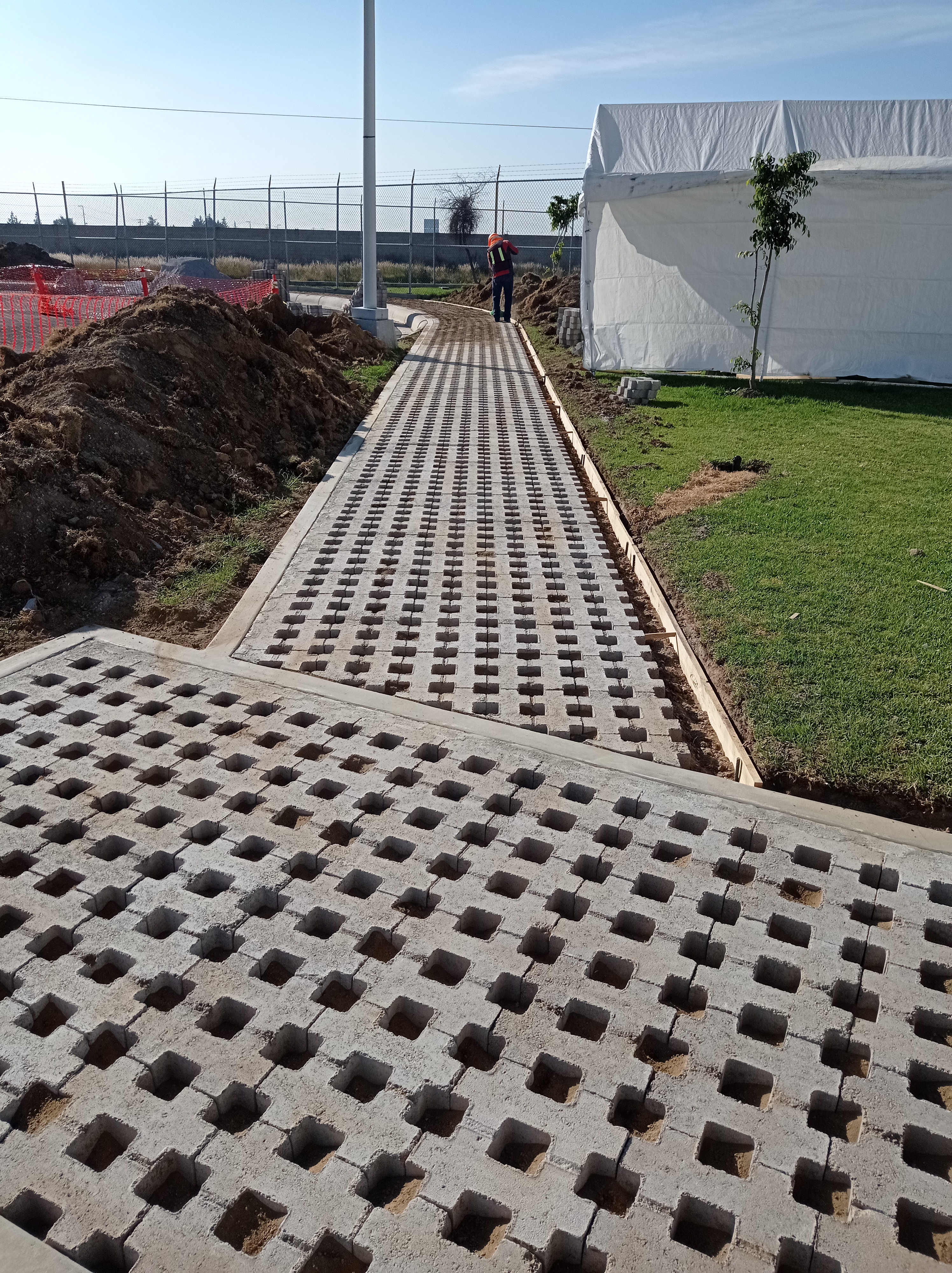 SUMINISTRO E INSTALACIÓN DE BANQUETA Y GUARNICIÓN PEATONAL CON ADOPASTO