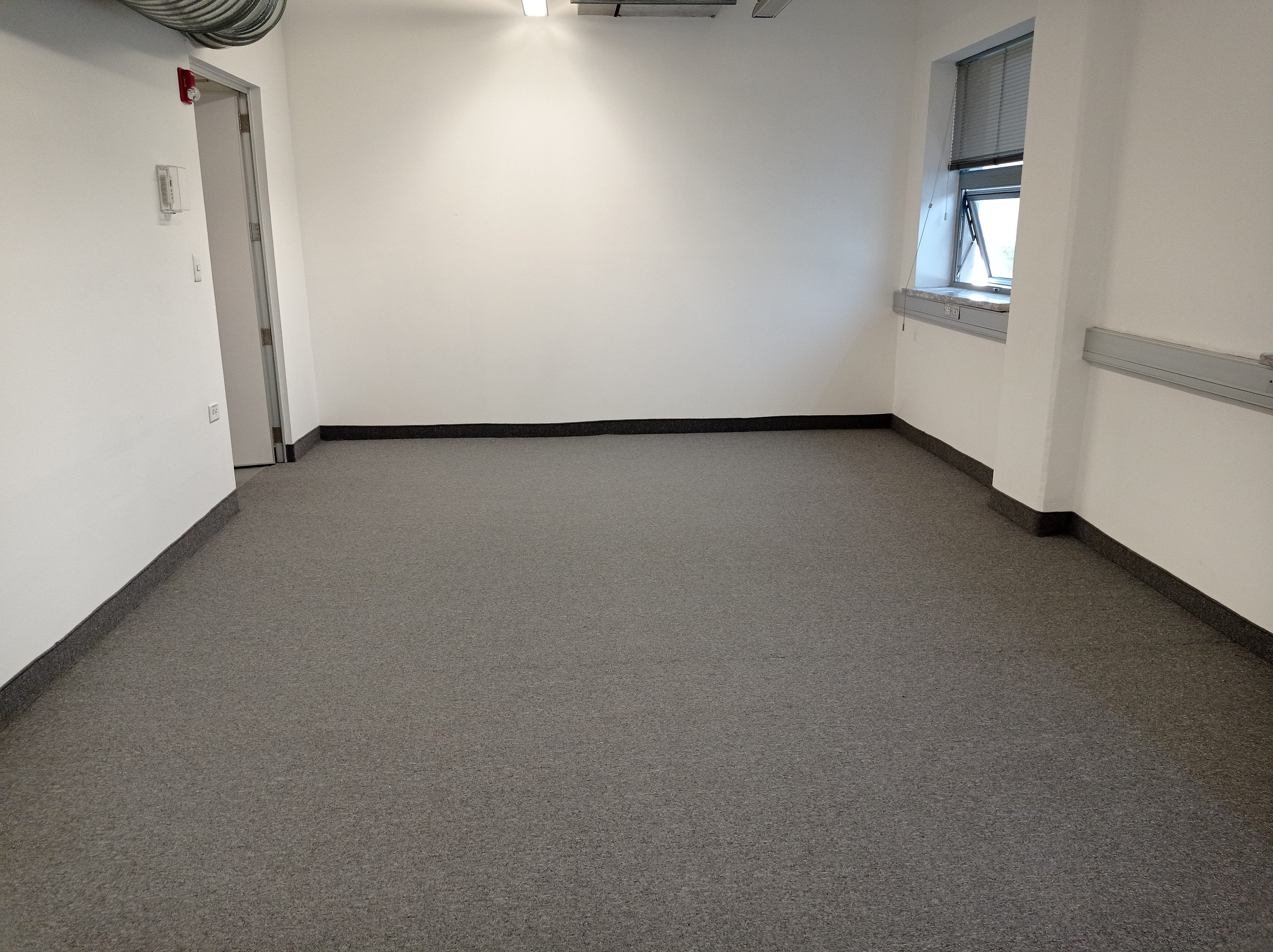 SUMINISTRO E INSTALACIÓN DE ALFOMBRA EN OFICINAS