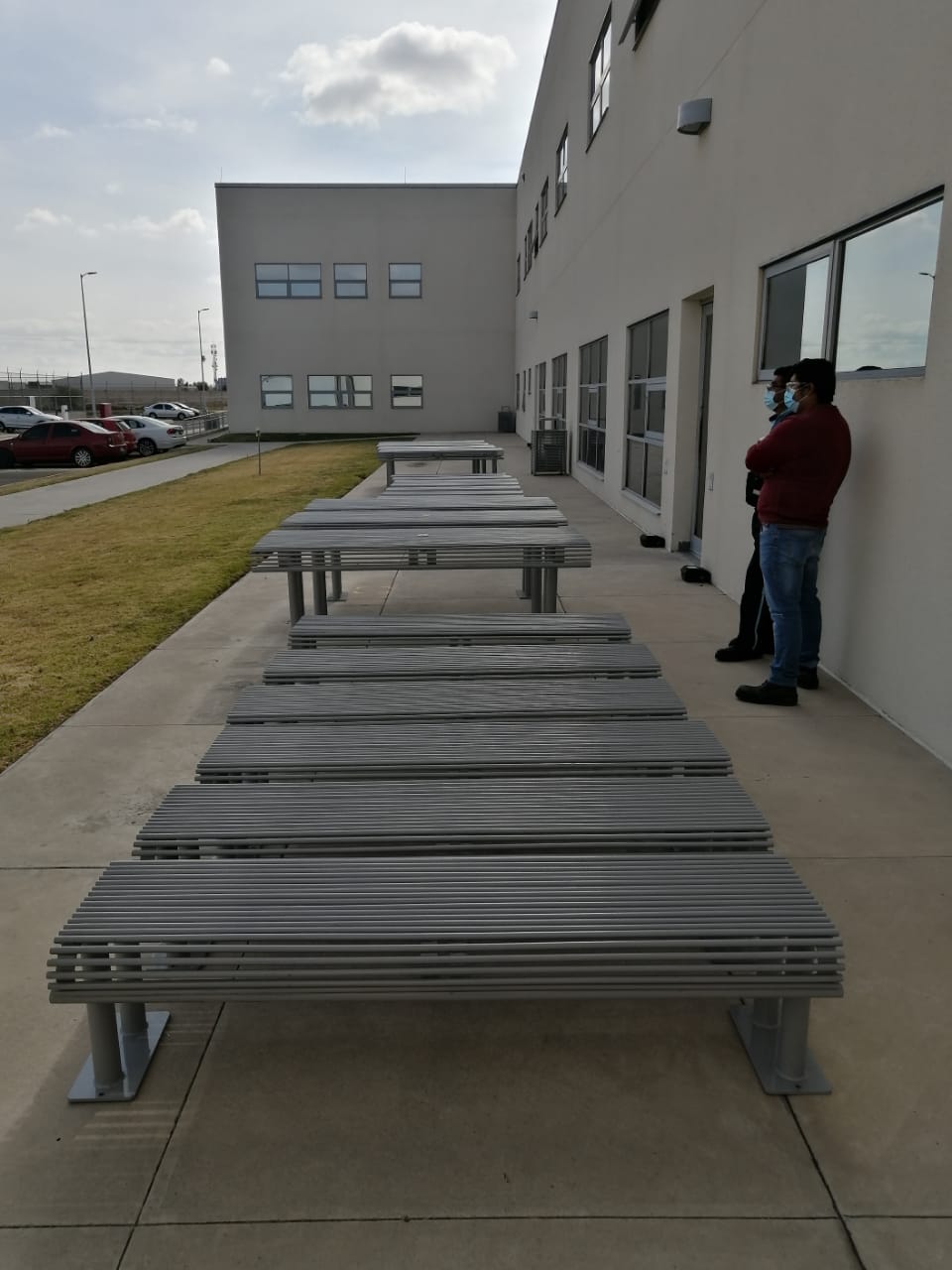 SUMINISTRO FABRICACIÓN DE BANCAS Y MESAS PARA INDUSTRIA