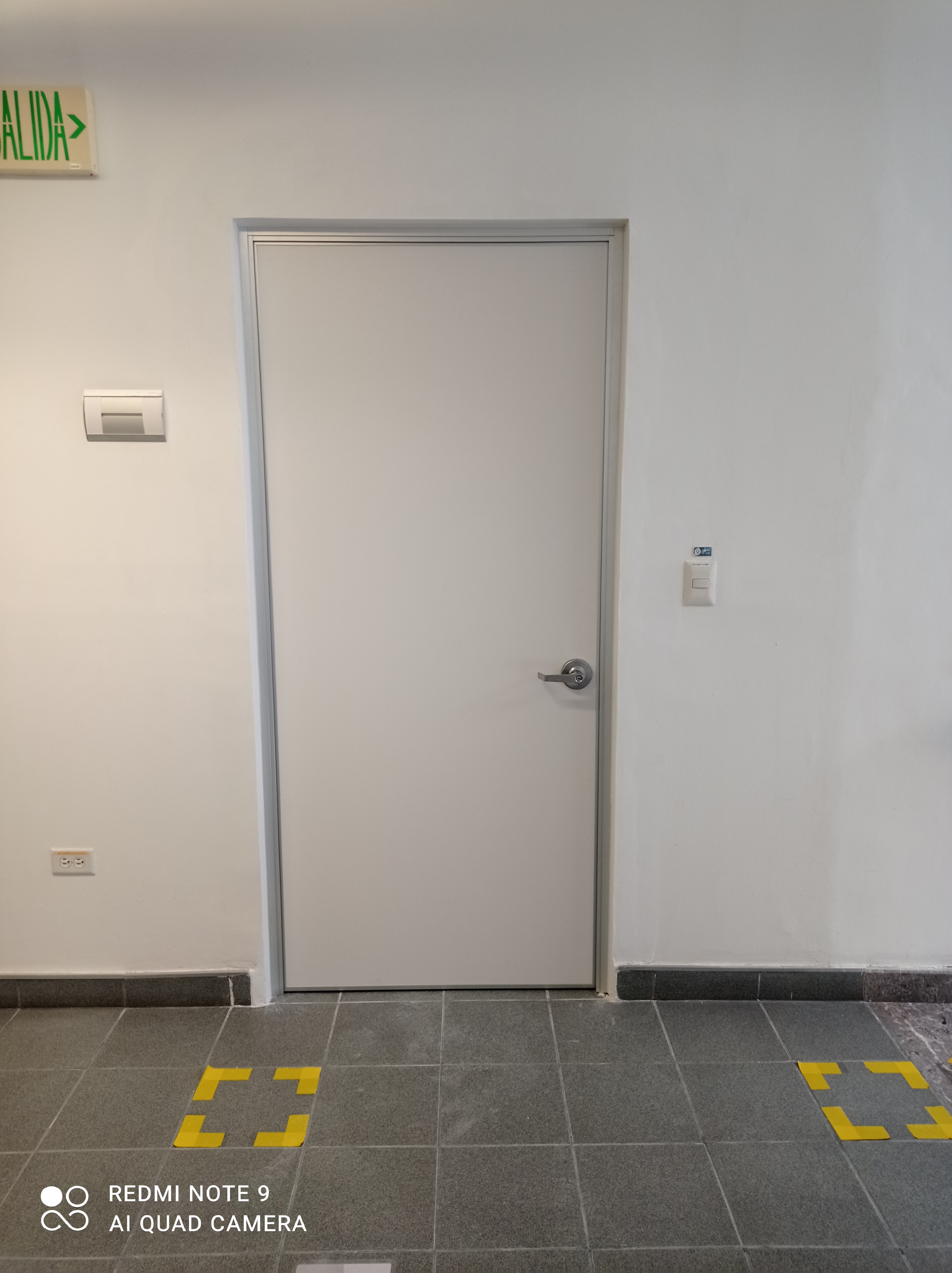 SUMINISTRO E INSTALACIÓN DE PUERTA SOLIDO FENOLICO